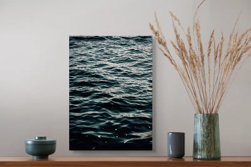 Tablou Canvas, "Valuri întunecate într-o zi calmă", Valuri, Ocean, Apă, Reflexii, Întuneric, Suprafață, Spumă, 39 x 54 cm – poza 3