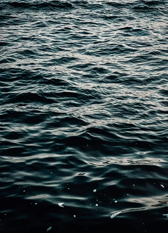 Tablou Canvas, "Valuri întunecate într-o zi calmă", Valuri, Ocean, Apă, Reflexii, Întuneric, Suprafață, Spumă, 39 x 54 cm – poza 2