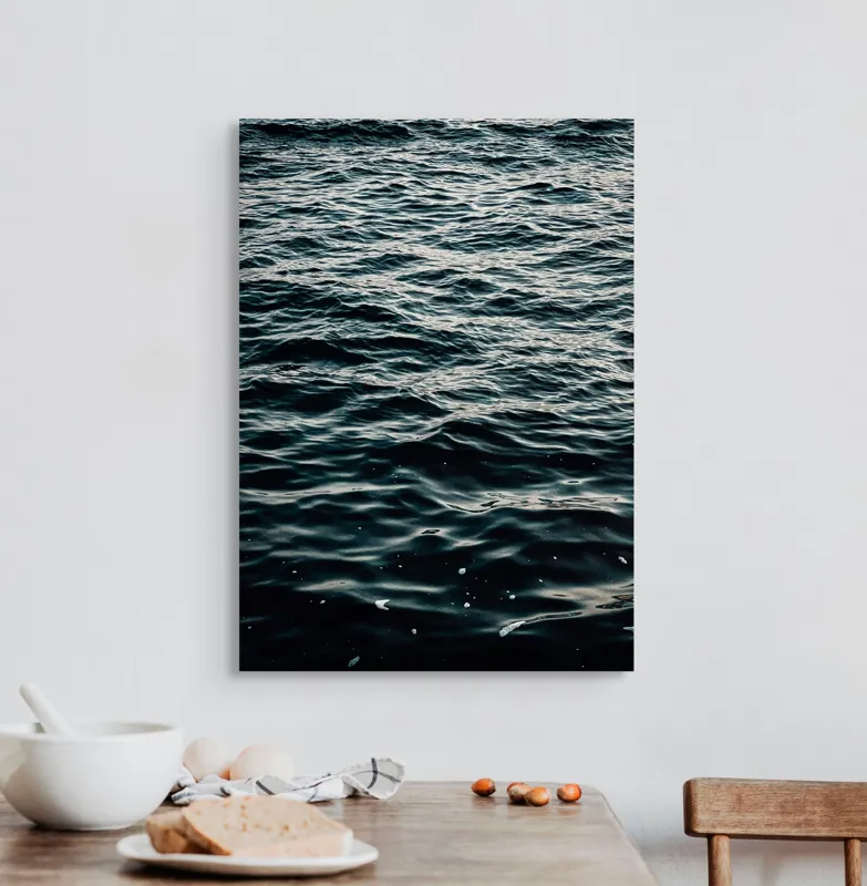 Tablou Canvas, "Valuri întunecate într-o zi calmă", Valuri, Ocean, Apă, Reflexii, Întuneric, Suprafață, Spumă, 50 x 70 cm – poza 3
