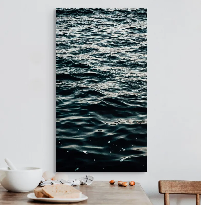 Tablou Canvas, "Valuri întunecate într-o zi calmă", Valuri, Ocean, Apă, Reflexii, Întuneric, Suprafață, Spumă, 50 x 90 cm – poza 3