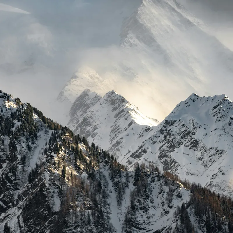 Tablou Canvas, "Vârfuri montane sub mantia norilor", Majestuos, Montan, Înghețat, Impunător, Liniștit, Vârfuri, Alpin, Pitoresc, Strălucitor, Rece, 100 x 100 cm – poza 2