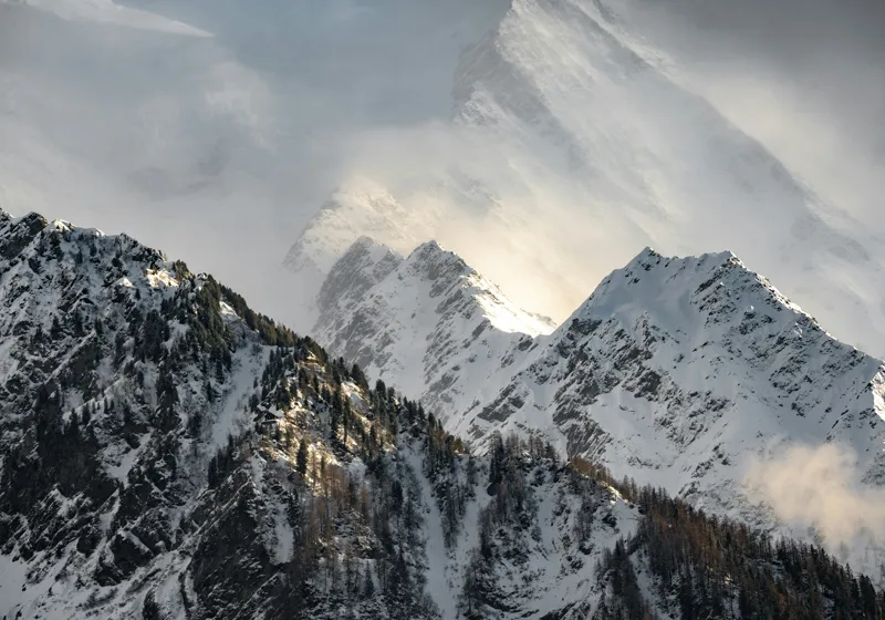 Tablou Canvas, "Vârfuri montane sub mantia norilor", Majestuos, Montan, Înghețat, Impunător, Liniștit, Vârfuri, Alpin, Pitoresc, Strălucitor, Rece, 100 x 70 cm – poza 2