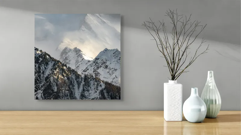 Tablou Canvas, "Vârfuri montane sub mantia norilor", Majestuos, Montan, Înghețat, Impunător, Liniștit, Vârfuri, Alpin, Pitoresc, Strălucitor, Rece, 50 x 50 cm – poza 3