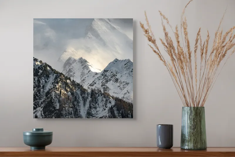 Tablou Canvas, "Vârfuri montane sub mantia norilor", Majestuos, Montan, Înghețat, Impunător, Liniștit, Vârfuri, Alpin, Pitoresc, Strălucitor, Rece, 50 x 50 cm – poza 4
