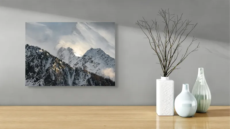 Tablou Canvas, "Vârfuri montane sub mantia norilor", Majestuos, Montan, Înghețat, Impunător, Liniștit, Vârfuri, Alpin, Pitoresc, Strălucitor, Rece, 54 x 39 cm – poza 3