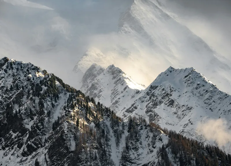 Tablou Canvas, "Vârfuri montane sub mantia norilor", Majestuos, Montan, Înghețat, Impunător, Liniștit, Vârfuri, Alpin, Pitoresc, Strălucitor, Rece, 54 x 39 cm – poza 2