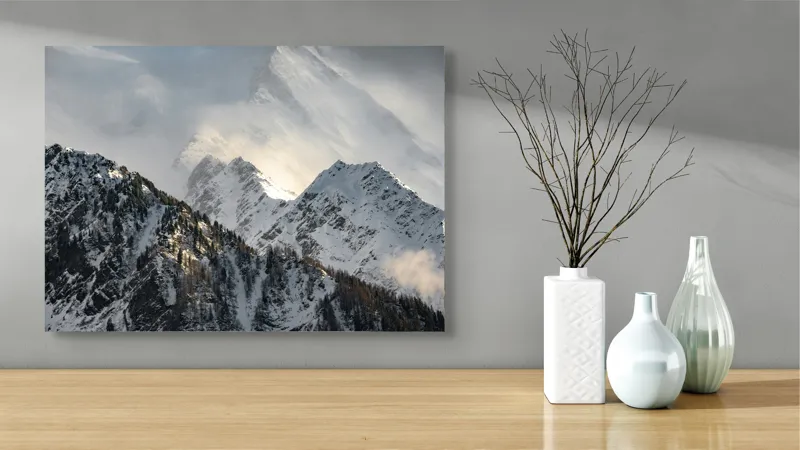 Tablou Canvas, "Vârfuri montane sub mantia norilor", Majestuos, Montan, Înghețat, Impunător, Liniștit, Vârfuri, Alpin, Pitoresc, Strălucitor, Rece, 70 x 50 cm – poza 3