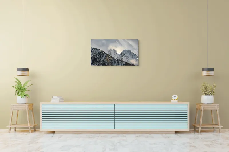 Tablou Canvas, "Vârfuri montane sub mantia norilor", Majestuos, Montan, Înghețat, Impunător, Liniștit, Vârfuri, Alpin, Pitoresc, Strălucitor, Rece, 90 x 50 cm – poza 5