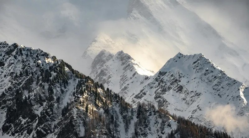 Tablou Canvas, "Vârfuri montane sub mantia norilor", Majestuos, Montan, Înghețat, Impunător, Liniștit, Vârfuri, Alpin, Pitoresc, Strălucitor, Rece, 90 x 50 cm – poza 2