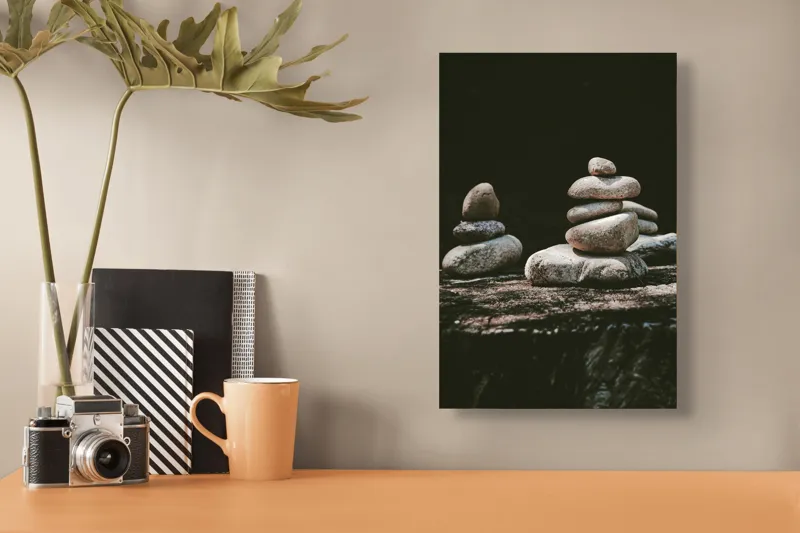 Tablou Canvas, "Turn echilibrat de pietre liniștite", Pietre, Echilibru, Natură, Calm, Simetrie, Tranquilitate, Armonie, Meditativ, Compoziție, 26 x 39 cm – poza 3