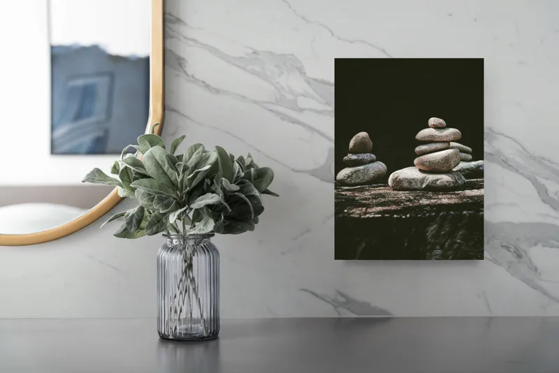 Tablou Canvas, "Turn echilibrat de pietre liniștite", Pietre, Echilibru, Natură, Calm, Simetrie, Tranquilitate, Armonie, Meditativ, Compoziție, 26 x 39 cm – poza 4