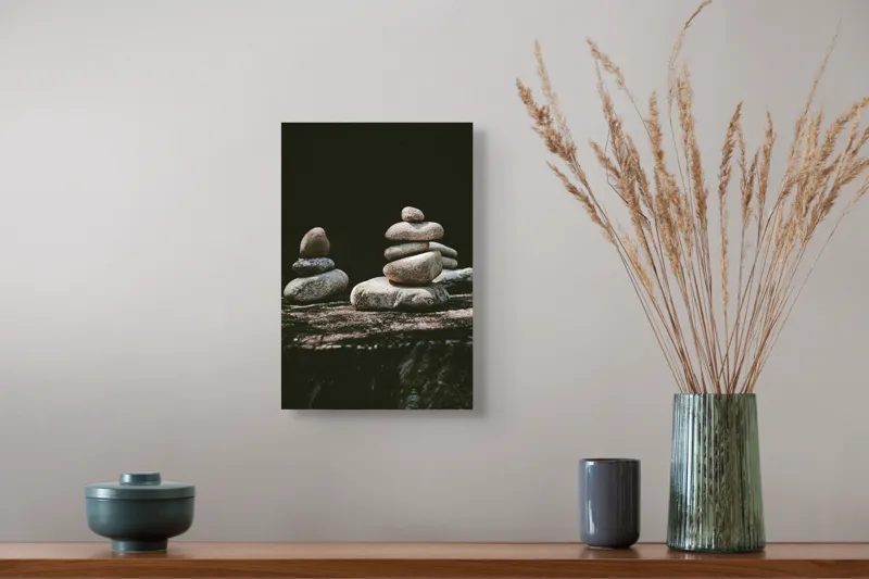 Tablou Canvas, "Turn echilibrat de pietre liniștite", Pietre, Echilibru, Natură, Calm, Simetrie, Tranquilitate, Armonie, Meditativ, Compoziție, 26 x 39 cm – poza 5