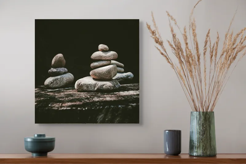 Tablou Canvas, "Turn echilibrat de pietre liniștite", Pietre, Echilibru, Natură, Calm, Simetrie, Tranquilitate, Armonie, Meditativ, Compoziție, 50 x 50 cm – poza 4