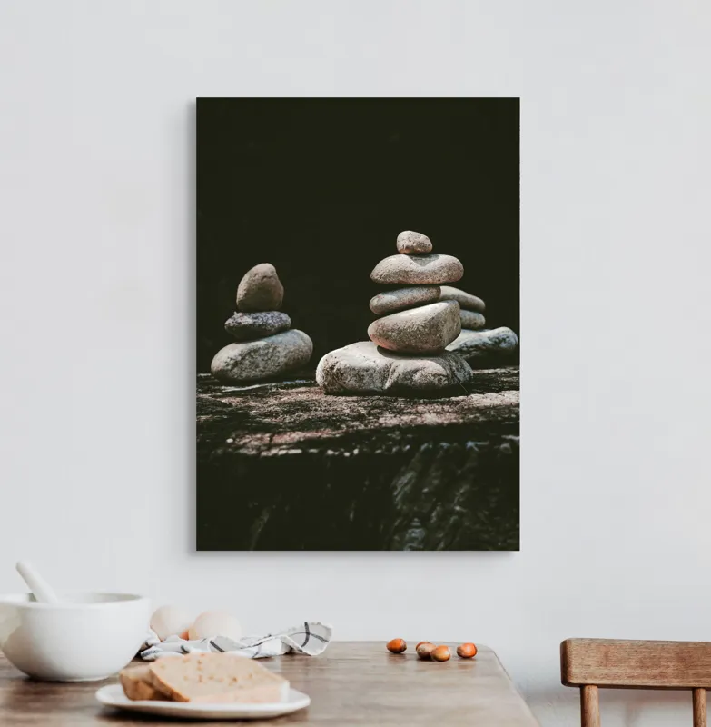 Tablou Canvas, "Turn echilibrat de pietre liniștite", Pietre, Echilibru, Natură, Calm, Simetrie, Tranquilitate, Armonie, Meditativ, Compoziție, 50 x 70 cm – poza 3