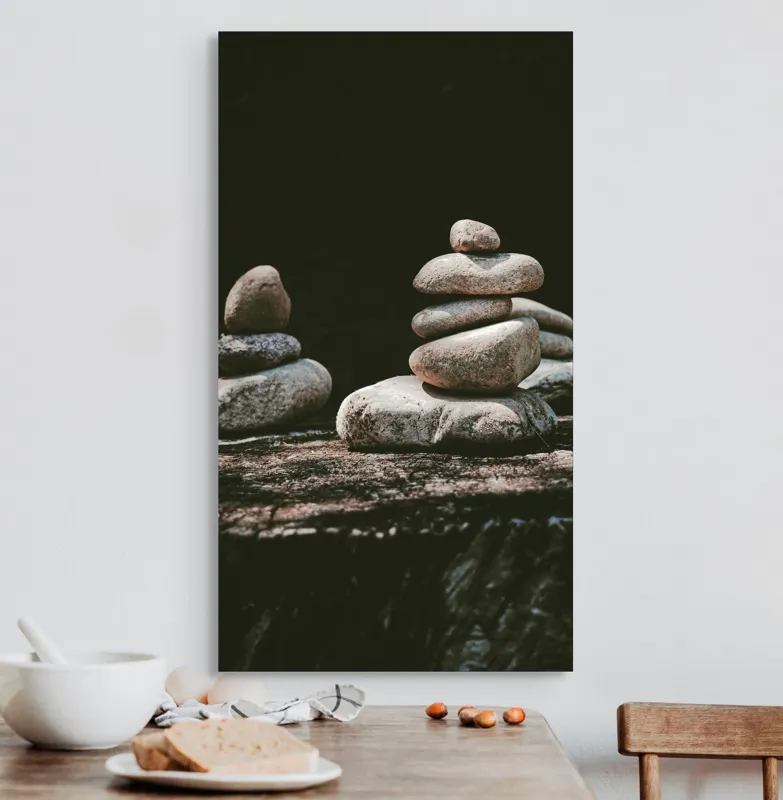 Tablou Canvas, "Turn echilibrat de pietre liniștite", Pietre, Echilibru, Natură, Calm, Simetrie, Tranquilitate, Armonie, Meditativ, Compoziție, 50 x 90 cm – poza 3