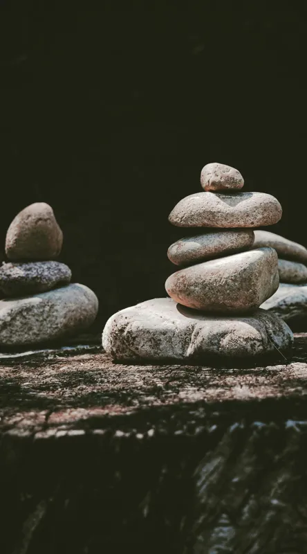 Tablou Canvas, "Turn echilibrat de pietre liniștite", Pietre, Echilibru, Natură, Calm, Simetrie, Tranquilitate, Armonie, Meditativ, Compoziție, 50 x 90 cm – poza 2