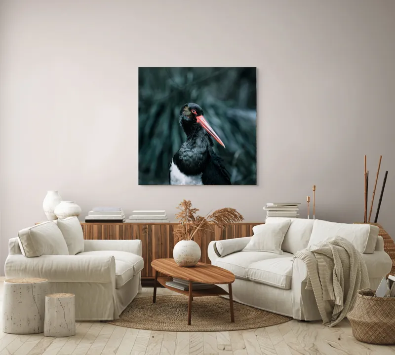 Tablou Canvas, "Barza neagră în pădure sumbră", Pasăre, Picioroange, Roșu, Negru, Peisaj, Pene, Ochi, Gât, Natură, Fundal, Contrast, Eleganță, Detaliu, Privire, Sălbăticie, 100 x 100 cm – poza 3