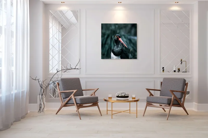 Tablou Canvas, "Barza neagră în pădure sumbră", Pasăre, Picioroange, Roșu, Negru, Peisaj, Pene, Ochi, Gât, Natură, Fundal, Contrast, Eleganță, Detaliu, Privire, Sălbăticie, 100 x 100 cm – poza 7
