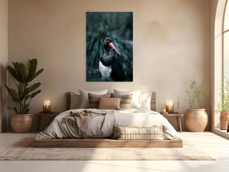 Tablou Canvas, "Barza neagră în pădure sumbră", Pasăre, Picioroange, Roșu, Negru, Peisaj, Pene, Ochi, Gât, Natură, Fundal, Contrast, Eleganță, Detaliu, Privire, Sălbăticie, 100 x 150 cm – poza 3