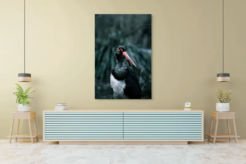 Tablou Canvas, "Barza neagră în pădure sumbră", Pasăre, Picioroange, Roșu, Negru, Peisaj, Pene, Ochi, Gât, Natură, Fundal, Contrast, Eleganță, Detaliu, Privire, Sălbăticie, 100 x 150 cm – poza 4