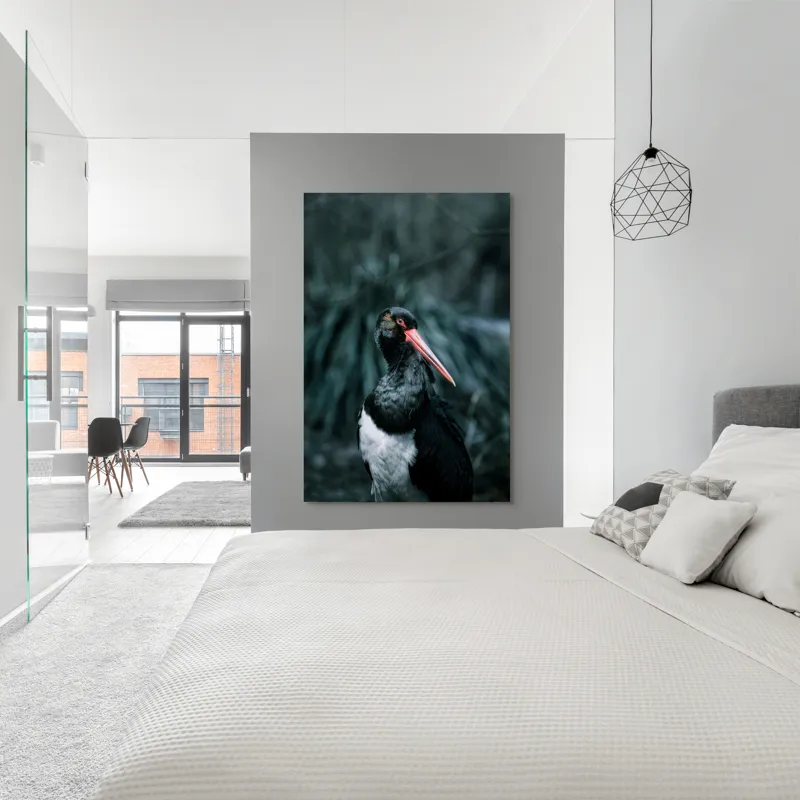 Tablou Canvas, "Barza neagră în pădure sumbră", Pasăre, Picioroange, Roșu, Negru, Peisaj, Pene, Ochi, Gât, Natură, Fundal, Contrast, Eleganță, Detaliu, Privire, Sălbăticie, 100 x 150 cm – poza 5