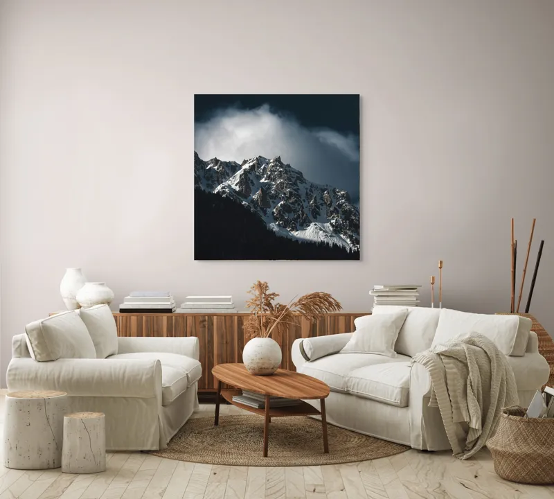 Tablou Canvas, "Frumusețea tăcută a munților înzăpeziți", Munți, Zăpadă, Stânci, Cer, Nor, Umbre, Natură, Imagine, Lumină, Peisaj, 100 x 100 cm – poza 3