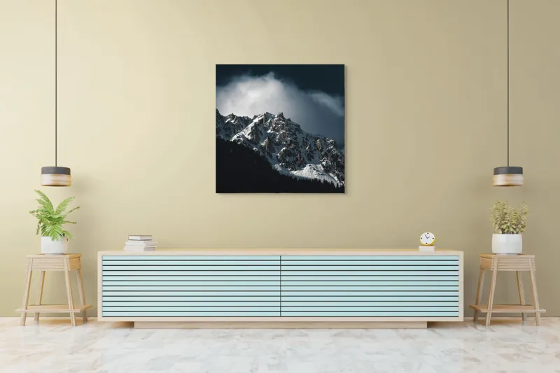 Tablou Canvas, "Frumusețea tăcută a munților înzăpeziți", Munți, Zăpadă, Stânci, Cer, Nor, Umbre, Natură, Imagine, Lumină, Peisaj, 100 x 100 cm – poza 5