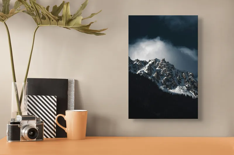 Tablou Canvas, "Frumusețea tăcută a munților înzăpeziți", Munți, Zăpadă, Stânci, Cer, Nor, Umbre, Natură, Imagine, Lumină, Peisaj, 26 x 39 cm – poza 3