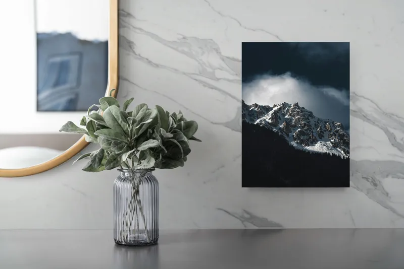 Tablou Canvas, "Frumusețea tăcută a munților înzăpeziți", Munți, Zăpadă, Stânci, Cer, Nor, Umbre, Natură, Imagine, Lumină, Peisaj, 26 x 39 cm – poza 4