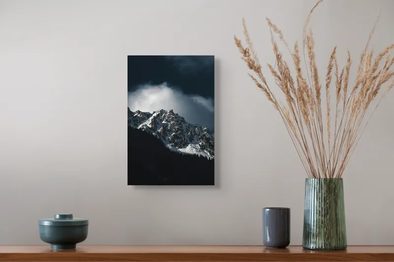 Tablou Canvas, "Frumusețea tăcută a munților înzăpeziți", Munți, Zăpadă, Stânci, Cer, Nor, Umbre, Natură, Imagine, Lumină, Peisaj, 26 x 39 cm – poza 5