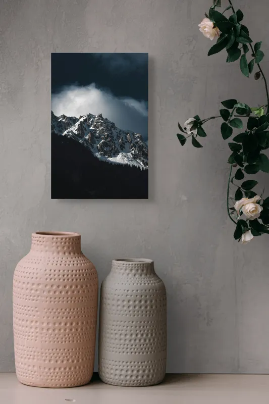 Tablou Canvas, "Frumusețea tăcută a munților înzăpeziți", Munți, Zăpadă, Stânci, Cer, Nor, Umbre, Natură, Imagine, Lumină, Peisaj, 26 x 39 cm – poza 6
