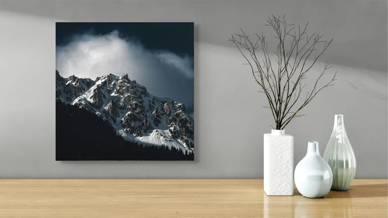 Tablou Canvas, "Frumusețea tăcută a munților înzăpeziți", Munți, Zăpadă, Stânci, Cer, Nor, Umbre, Natură, Imagine, Lumină, Peisaj, 50 x 50 cm – poza 3