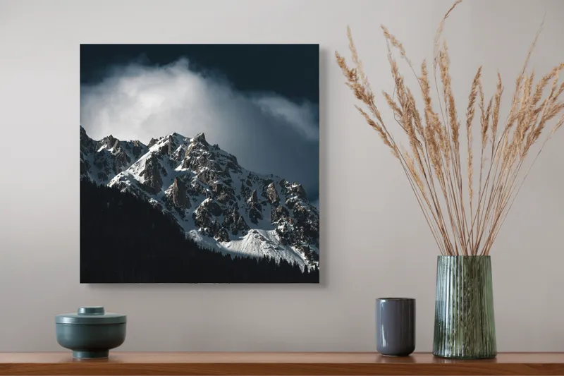 Tablou Canvas, "Frumusețea tăcută a munților înzăpeziți", Munți, Zăpadă, Stânci, Cer, Nor, Umbre, Natură, Imagine, Lumină, Peisaj, 50 x 50 cm – poza 4