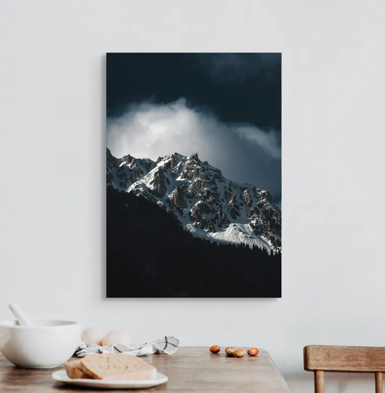 Tablou Canvas, "Frumusețea tăcută a munților înzăpeziți", Munți, Zăpadă, Stânci, Cer, Nor, Umbre, Natură, Imagine, Lumină, Peisaj, 50 x 70 cm – poza 3