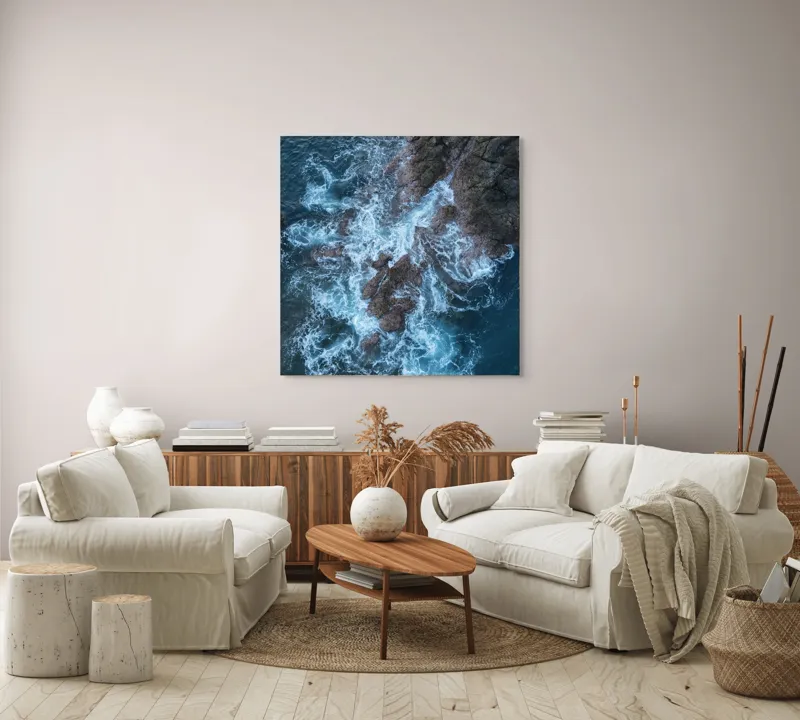 Tablou Canvas, "Valurile albastre lovind stâncile aspre", Ocean, Stâncă, Valuri, Spumă, Albastru, Natură, Pitoresc, Dramatic, Textură, Energie, 100 x 100 cm – poza 3