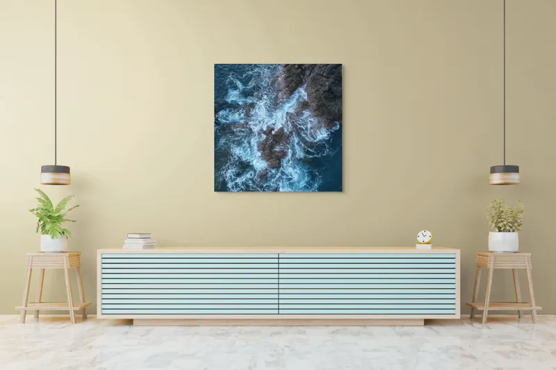 Tablou Canvas, "Valurile albastre lovind stâncile aspre", Ocean, Stâncă, Valuri, Spumă, Albastru, Natură, Pitoresc, Dramatic, Textură, Energie, 100 x 100 cm – poza 5