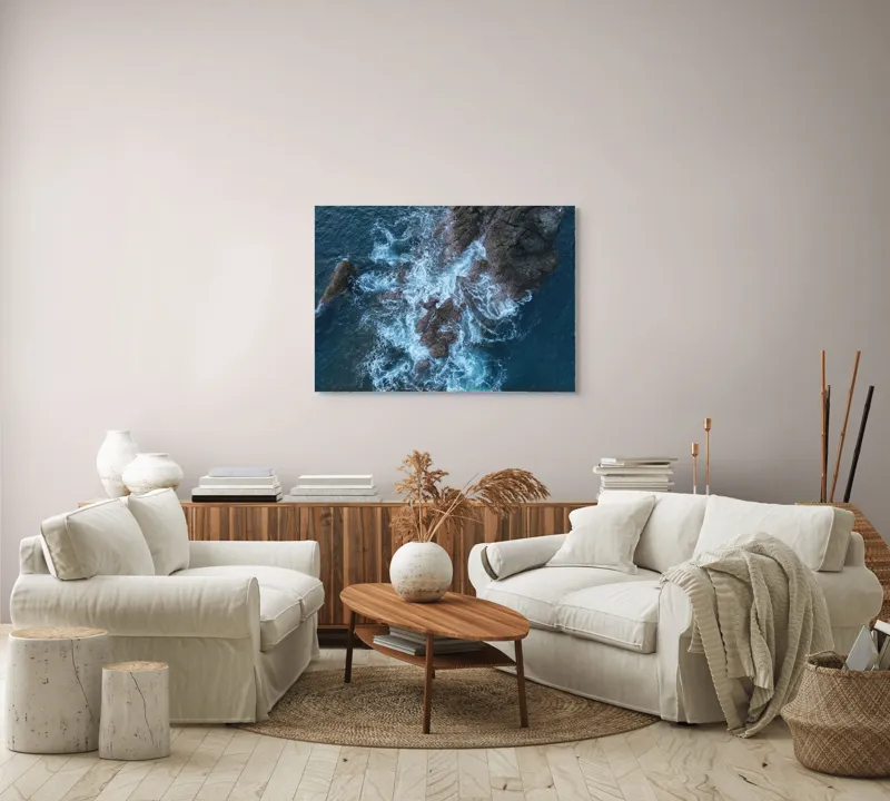 Tablou Canvas, "Valurile albastre lovind stâncile aspre", Ocean, Stâncă, Valuri, Spumă, Albastru, Natură, Pitoresc, Dramatic, Textură, Energie, 100 x 70 cm – poza 3