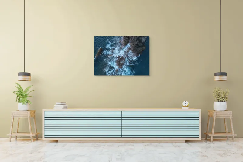 Tablou Canvas, "Valurile albastre lovind stâncile aspre", Ocean, Stâncă, Valuri, Spumă, Albastru, Natură, Pitoresc, Dramatic, Textură, Energie, 100 x 70 cm – poza 4