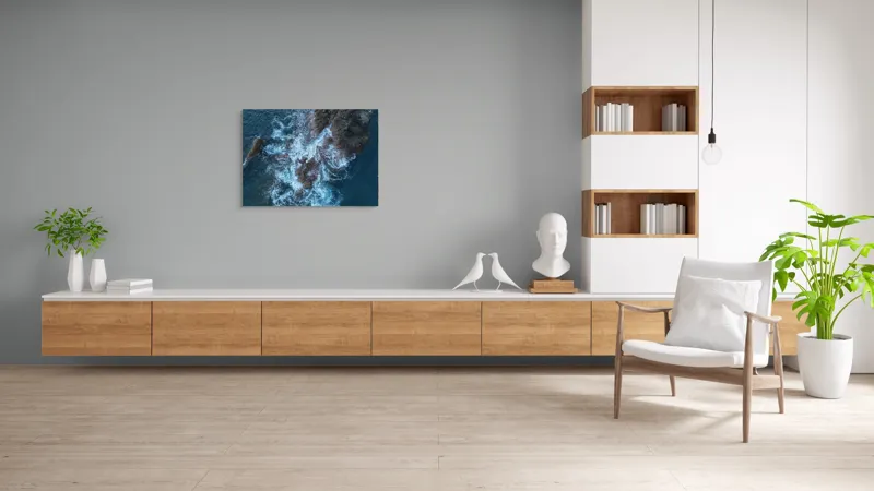 Tablou Canvas, "Valurile albastre lovind stâncile aspre", Ocean, Stâncă, Valuri, Spumă, Albastru, Natură, Pitoresc, Dramatic, Textură, Energie, 100 x 70 cm – poza 6