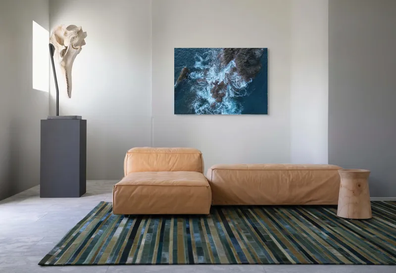 Tablou Canvas, "Valurile albastre lovind stâncile aspre", Ocean, Stâncă, Valuri, Spumă, Albastru, Natură, Pitoresc, Dramatic, Textură, Energie, 100 x 70 cm – poza 7