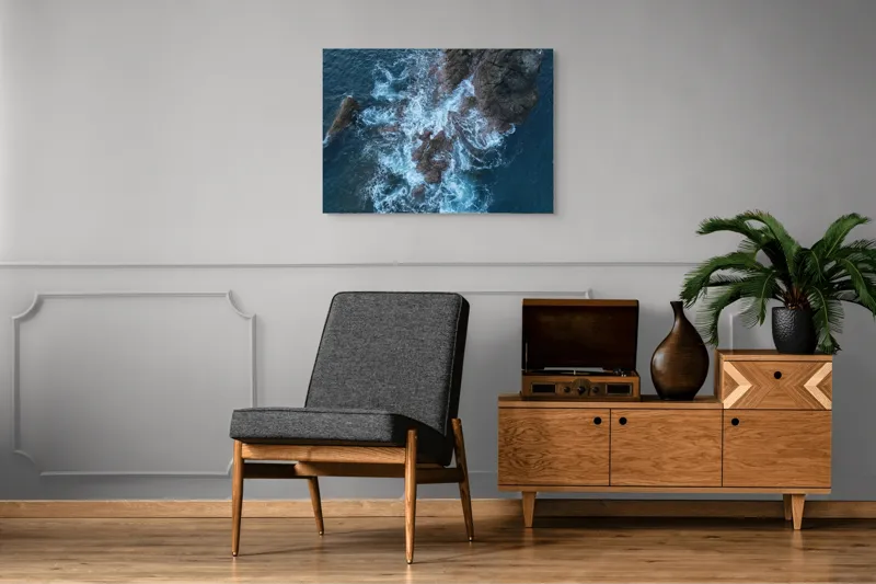 Tablou Canvas, "Valurile albastre lovind stâncile aspre", Ocean, Stâncă, Valuri, Spumă, Albastru, Natură, Pitoresc, Dramatic, Textură, Energie, 100 x 70 cm – poza 8