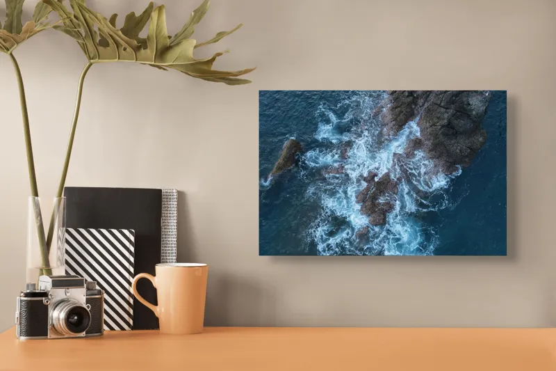 Tablou Canvas, "Valurile albastre lovind stâncile aspre", Ocean, Stâncă, Valuri, Spumă, Albastru, Natură, Pitoresc, Dramatic, Textură, Energie, 39 x 26 cm – poza 3