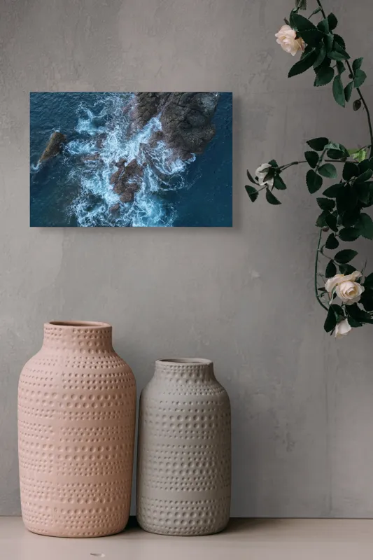 Tablou Canvas, "Valurile albastre lovind stâncile aspre", Ocean, Stâncă, Valuri, Spumă, Albastru, Natură, Pitoresc, Dramatic, Textură, Energie, 39 x 26 cm – poza 4