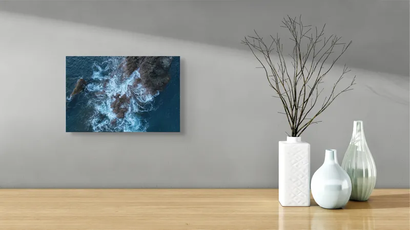 Tablou Canvas, "Valurile albastre lovind stâncile aspre", Ocean, Stâncă, Valuri, Spumă, Albastru, Natură, Pitoresc, Dramatic, Textură, Energie, 39 x 26 cm – poza 8