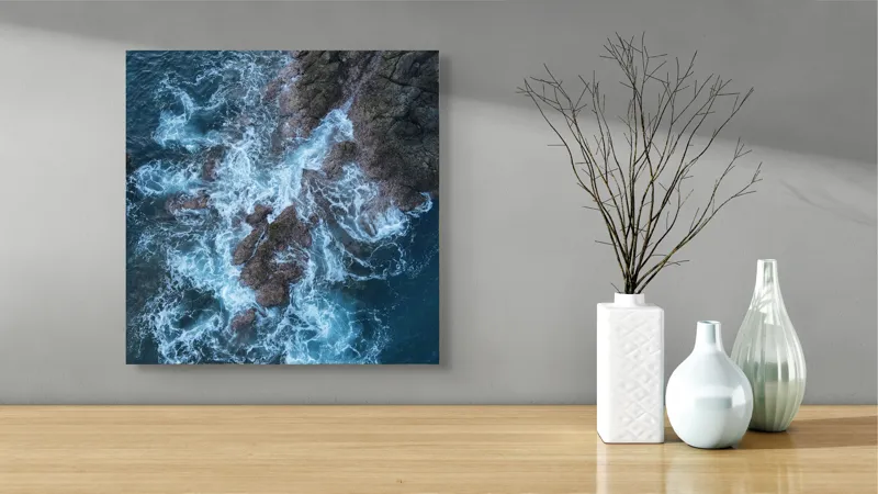 Tablou Canvas, "Valurile albastre lovind stâncile aspre", Ocean, Stâncă, Valuri, Spumă, Albastru, Natură, Pitoresc, Dramatic, Textură, Energie, 50 x 50 cm – poza 3