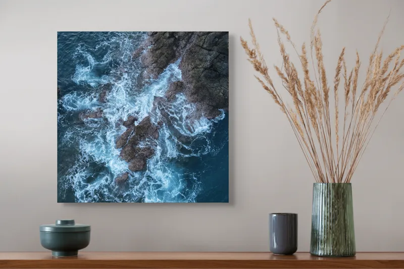 Tablou Canvas, "Valurile albastre lovind stâncile aspre", Ocean, Stâncă, Valuri, Spumă, Albastru, Natură, Pitoresc, Dramatic, Textură, Energie, 50 x 50 cm – poza 4