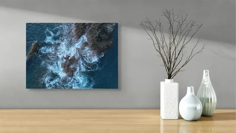 Tablou Canvas, "Valurile albastre lovind stâncile aspre", Ocean, Stâncă, Valuri, Spumă, Albastru, Natură, Pitoresc, Dramatic, Textură, Energie, 54 x 39 cm – poza 3