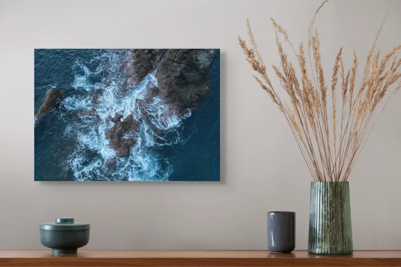 Tablou Canvas, "Valurile albastre lovind stâncile aspre", Ocean, Stâncă, Valuri, Spumă, Albastru, Natură, Pitoresc, Dramatic, Textură, Energie, 54 x 39 cm – poza 4