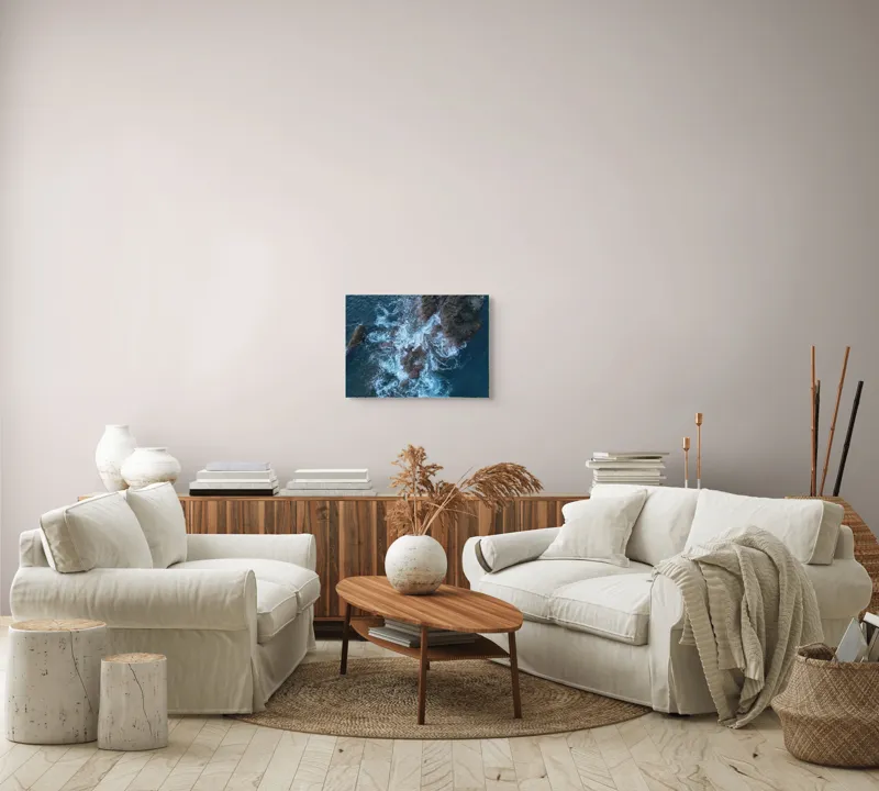Tablou Canvas, "Valurile albastre lovind stâncile aspre", Ocean, Stâncă, Valuri, Spumă, Albastru, Natură, Pitoresc, Dramatic, Textură, Energie, 54 x 39 cm – poza 5