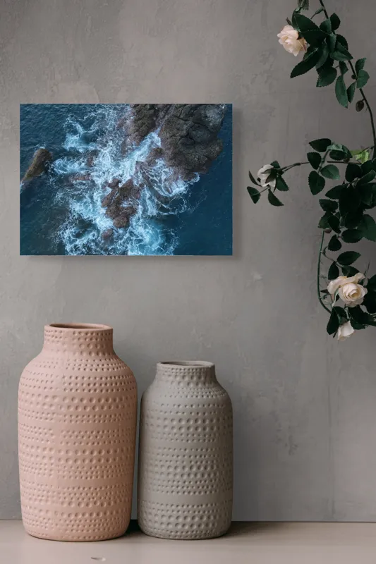Tablou Canvas, "Valurile albastre lovind stâncile aspre", Ocean, Stâncă, Valuri, Spumă, Albastru, Natură, Pitoresc, Dramatic, Textură, Energie, 54 x 39 cm – poza 8